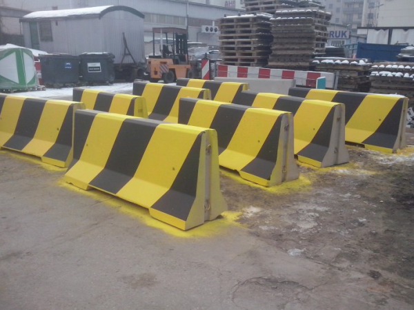 concrete-traffic-barrier-yellow-black-2